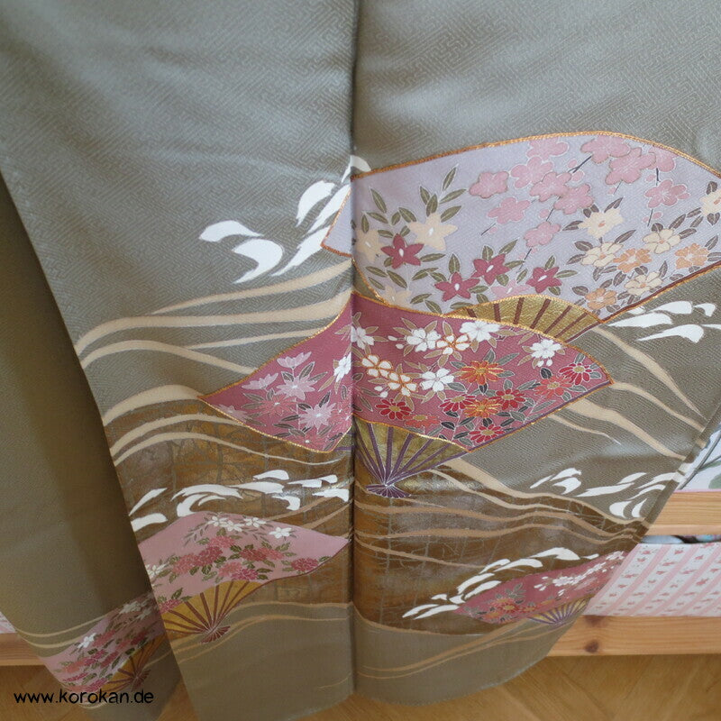 Fächerband schilfgrüner Sayagata Seidendamast Iro Tomesode Kimono