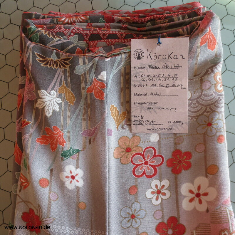 großer Furisode Seidencrepe Kimono Schmetterlinge, Blüten, großer Schwung