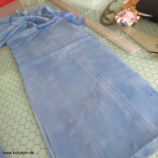 silberne Koi in blauem Wasser Araihari Kimono Seidenjacquard Decoupé Georgette