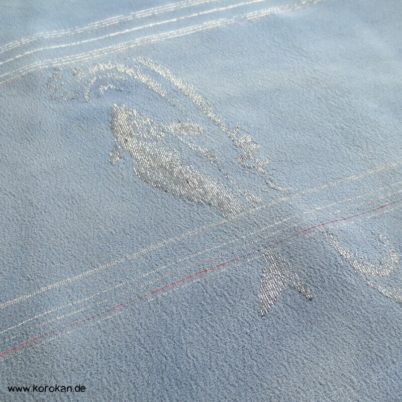 silberne Koi in blauem Wasser Araihari Kimono Seidenjacquard Decoupé Georgette