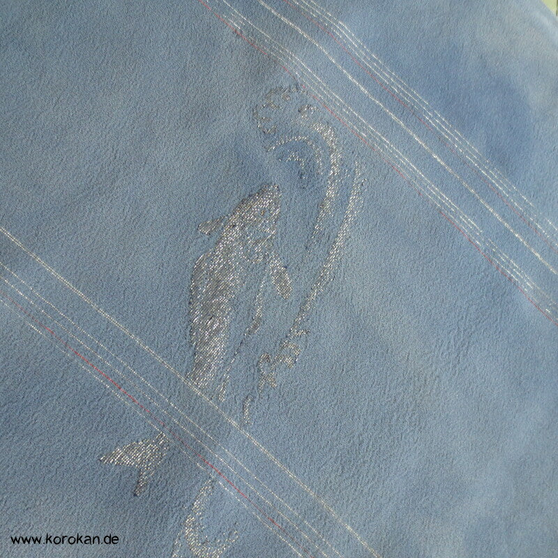 silberne Koi in blauem Wasser Araihari Kimono Seidenjacquard Decoupé Georgette