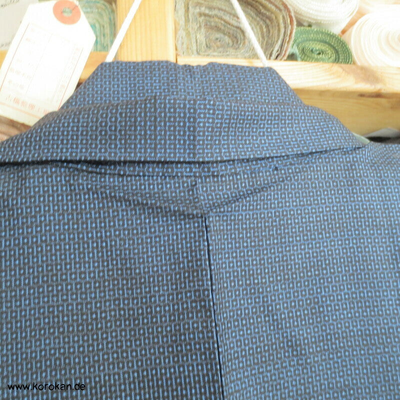Kimono und Haori Set in blau schwarzer Kasuri Kikko Tsumugi Seide, Falke