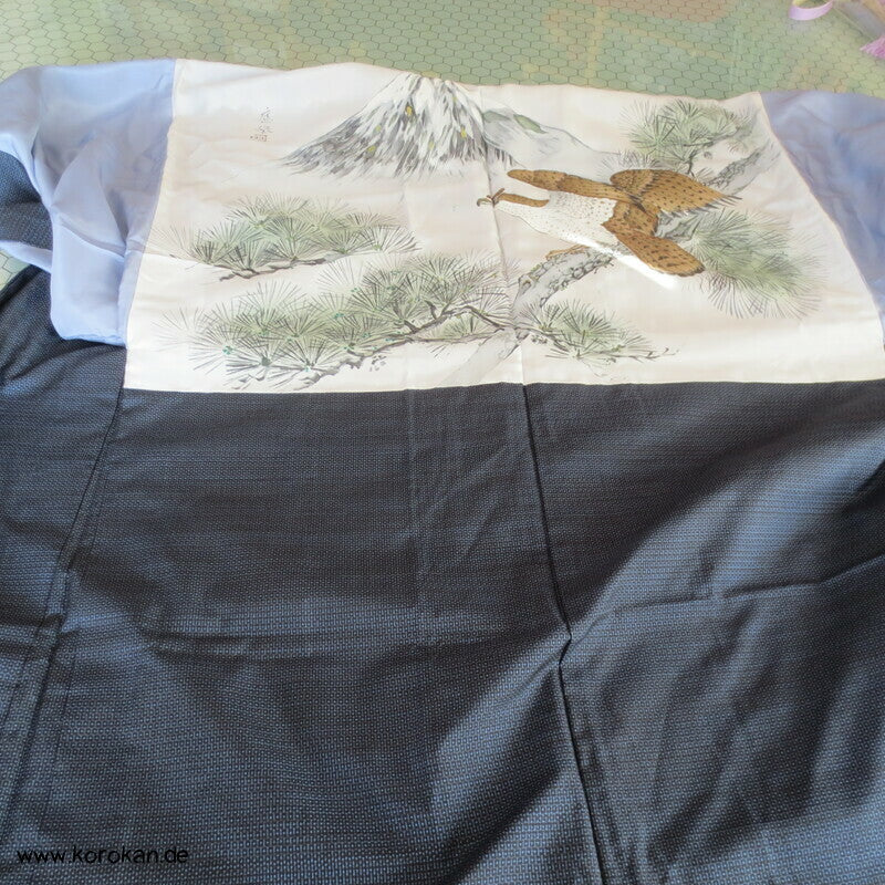 Kimono und Haori Set in blau schwarzer Kasuri Kikko Tsumugi Seide, Falke