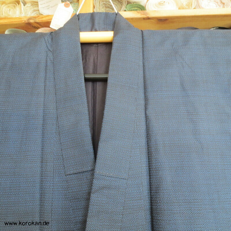 Kimono und Haori Set in blau schwarzer Kasuri Kikko Tsumugi Seide, Falke