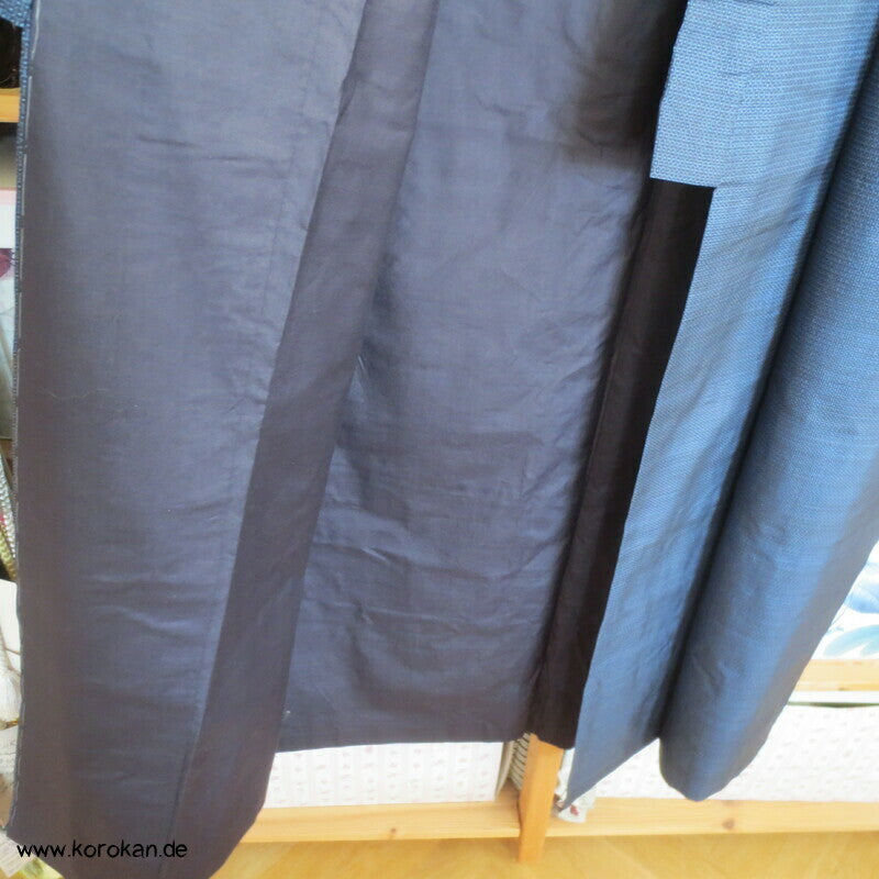Kimono und Haori Set in blau schwarzer Kasuri Kikko Tsumugi Seide, Falke