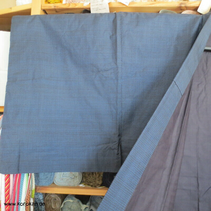 Kimono und Haori Set in blau schwarzer Kasuri Kikko Tsumugi Seide, Falke
