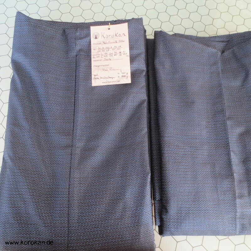 Kimono und Haori Set in blau schwarzer Kasuri Kikko Tsumugi Seide, Falke
