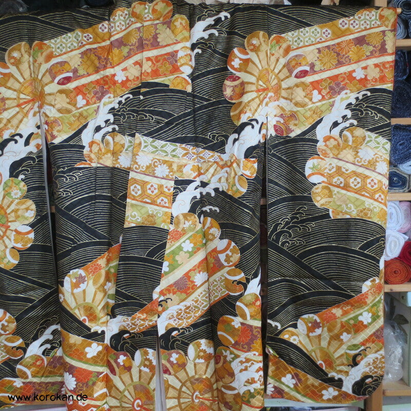 goldene Wellen auf schwarz, Wasserräder Higaki Seidendamast Furisode Kimono