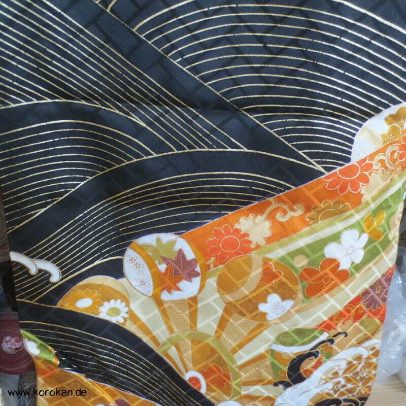 goldene Wellen auf schwarz, Wasserräder Higaki Seidendamast Furisode Kimono