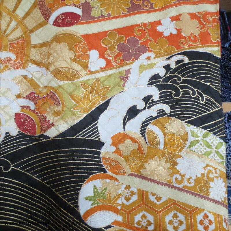 goldene Wellen auf schwarz, Wasserräder Higaki Seidendamast Furisode Kimono