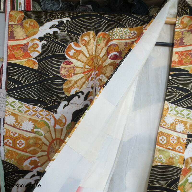 goldene Wellen auf schwarz, Wasserräder Higaki Seidendamast Furisode Kimono