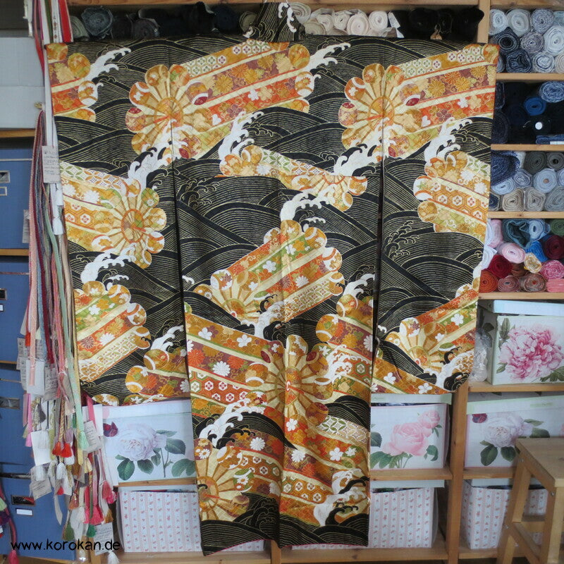 goldene Wellen auf schwarz, Wasserräder Higaki Seidendamast Furisode Kimono
