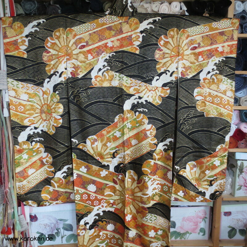 goldene Wellen auf schwarz, Wasserräder Higaki Seidendamast Furisode Kimono