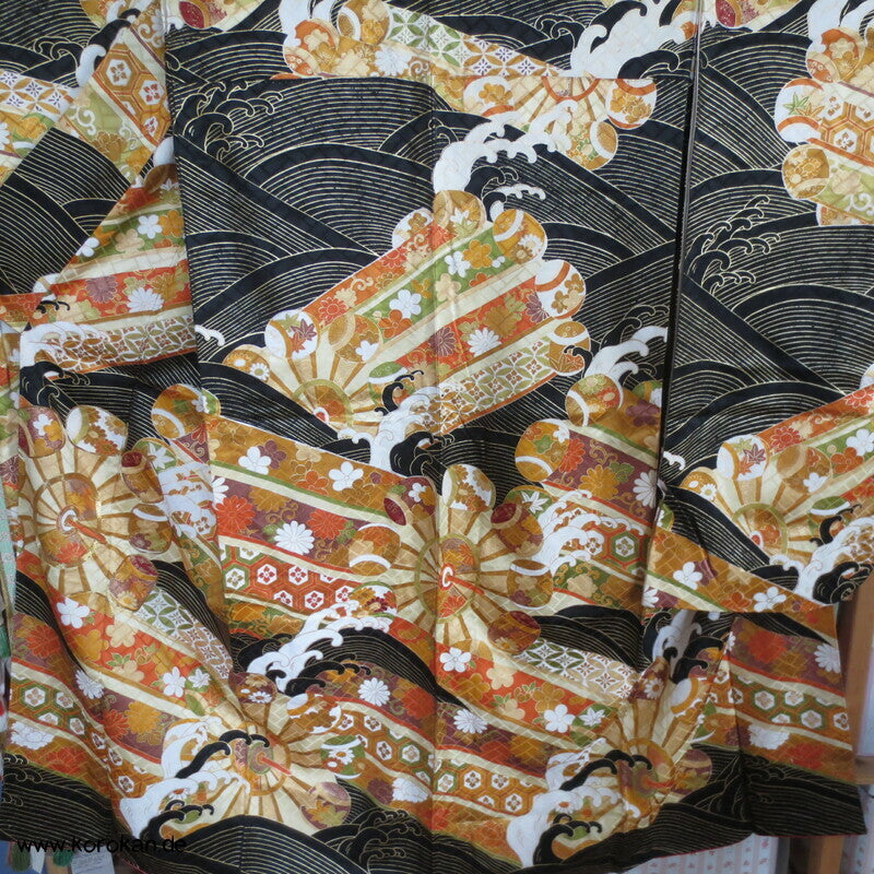 goldene Wellen auf schwarz, Wasserräder Higaki Seidendamast Furisode Kimono
