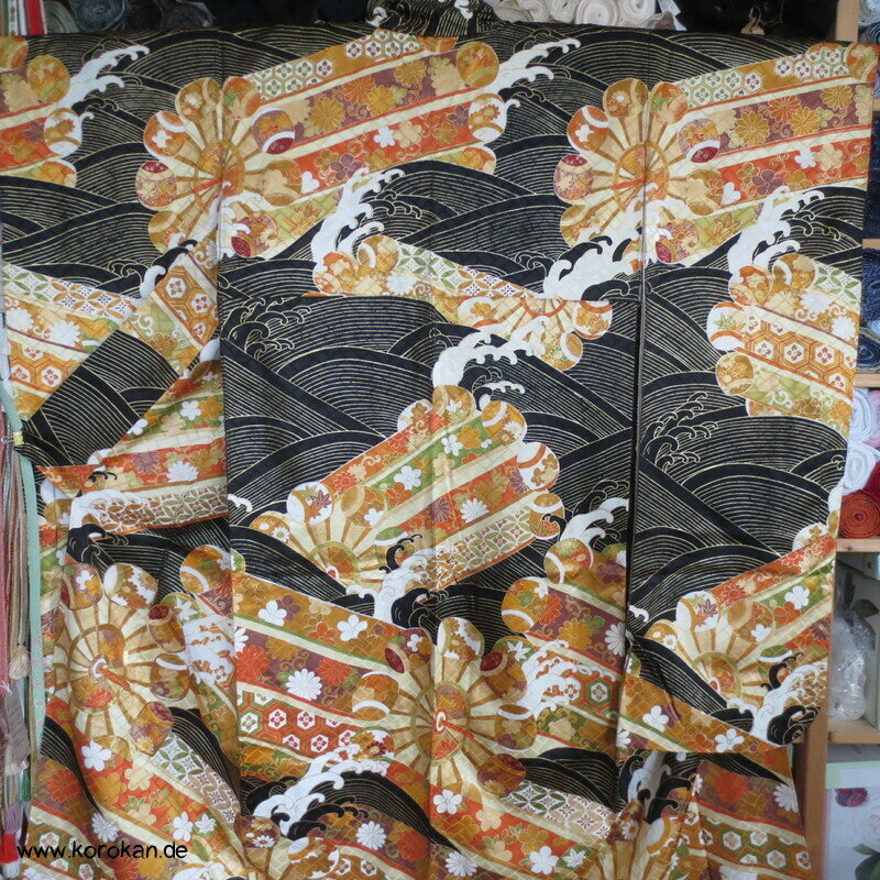 goldene Wellen auf schwarz, Wasserräder Higaki Seidendamast Furisode Kimono