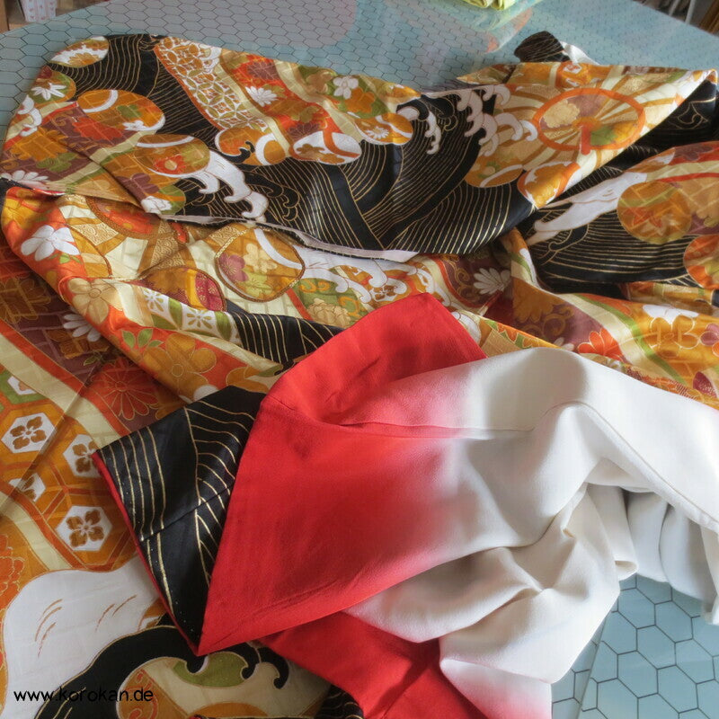 goldene Wellen auf schwarz, Wasserräder Higaki Seidendamast Furisode Kimono
