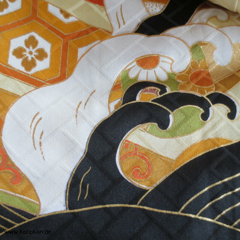 goldene Wellen auf schwarz, Wasserräder Higaki Seidendamast Furisode Kimono