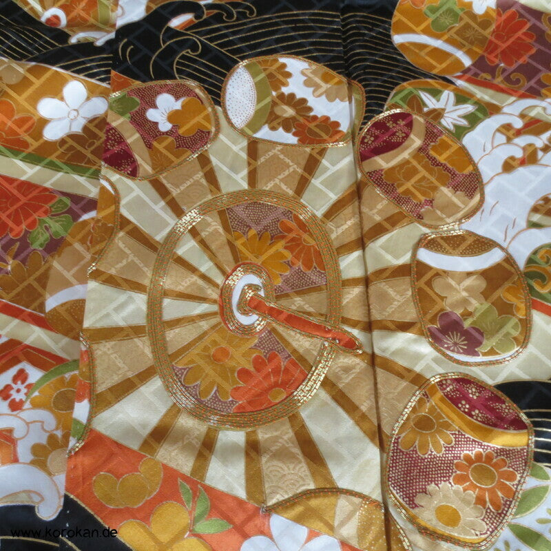 goldene Wellen auf schwarz, Wasserräder Higaki Seidendamast Furisode Kimono