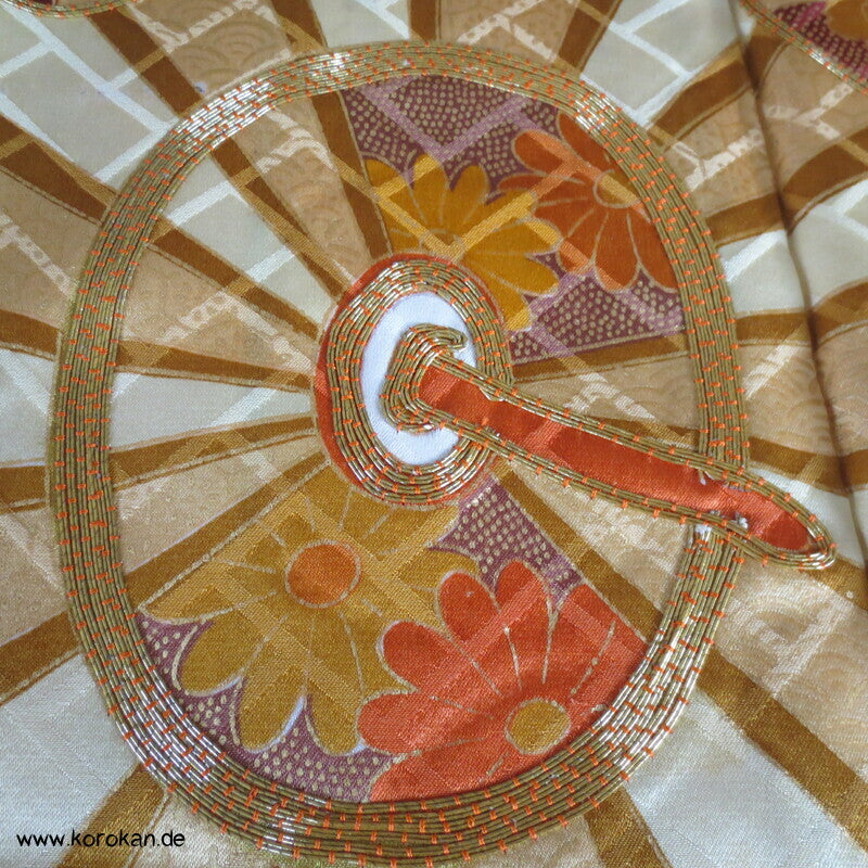 goldene Wellen auf schwarz, Wasserräder Higaki Seidendamast Furisode Kimono