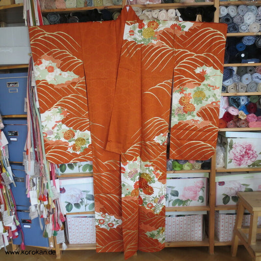 kupferroter Seidendamast mit Wellen und Blumen, bestickter Furisode Kimono