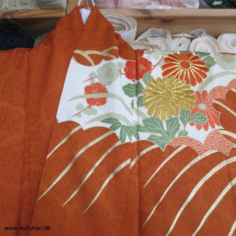 kupferroter Seidendamast mit Wellen und Blumen, bestickter Furisode Kimono