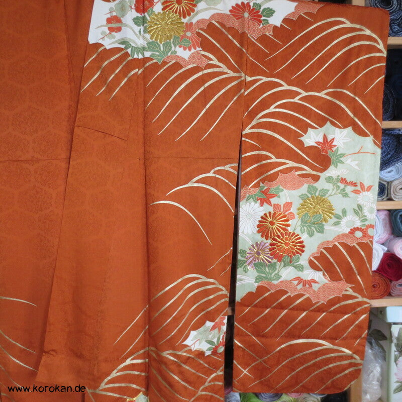 kupferroter Seidendamast mit Wellen und Blumen, bestickter Furisode Kimono