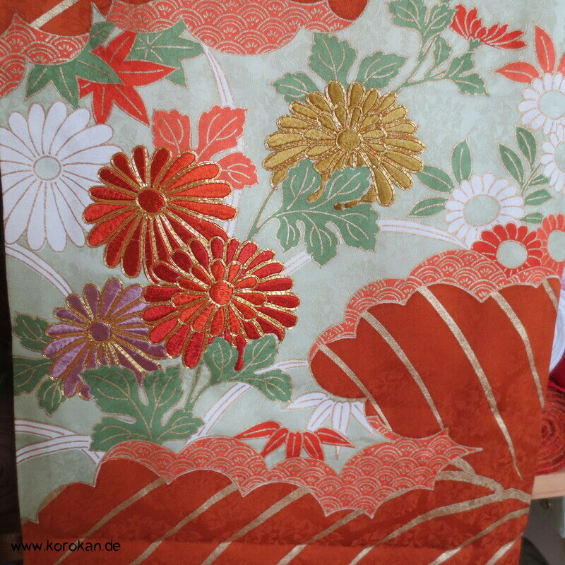 kupferroter Seidendamast mit Wellen und Blumen, bestickter Furisode Kimono