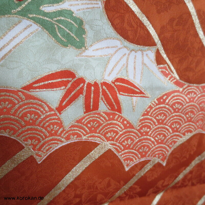 kupferroter Seidendamast mit Wellen und Blumen, bestickter Furisode Kimono