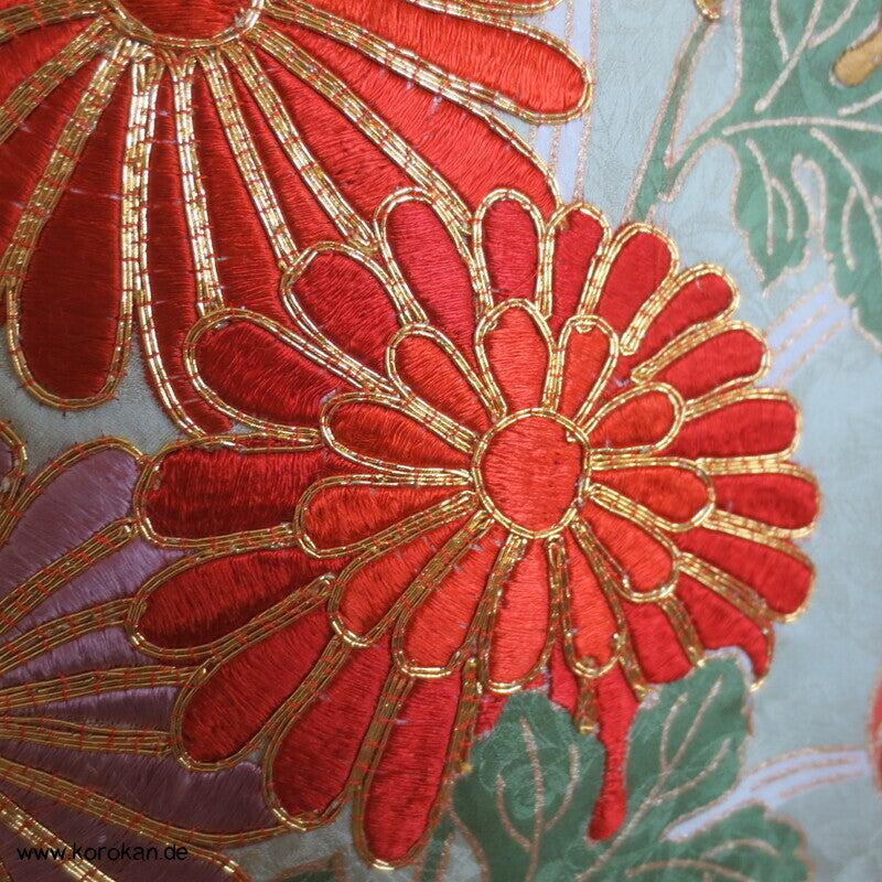 kupferroter Seidendamast mit Wellen und Blumen, bestickter Furisode Kimono