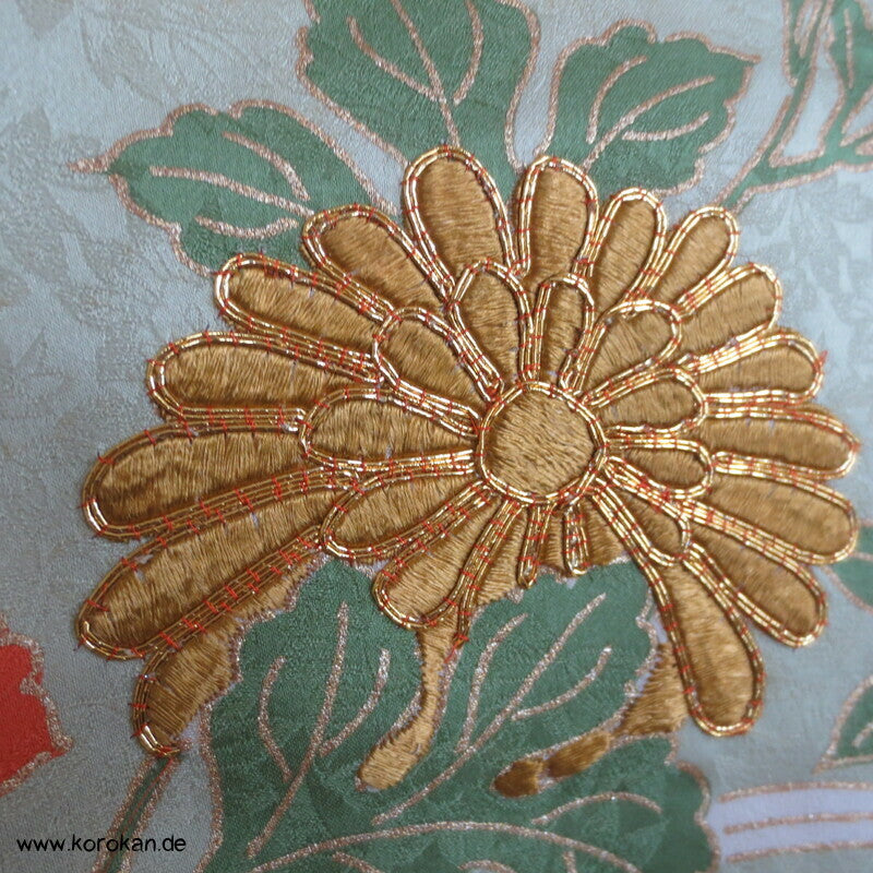 kupferroter Seidendamast mit Wellen und Blumen, bestickter Furisode Kimono