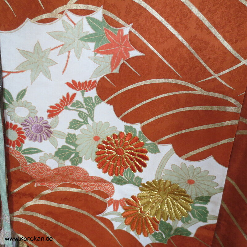 kupferroter Seidendamast mit Wellen und Blumen, bestickter Furisode Kimono