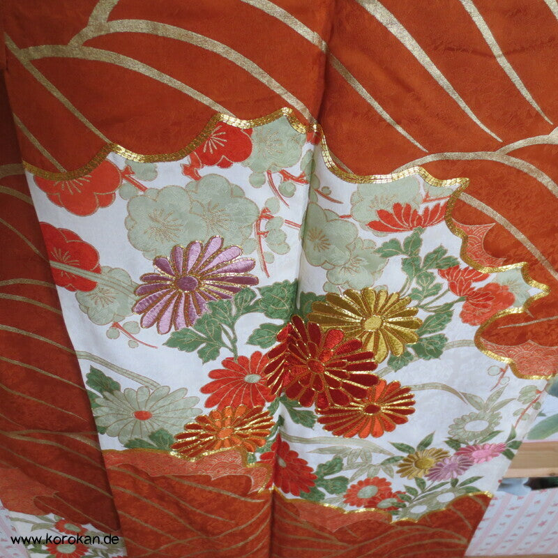 kupferroter Seidendamast mit Wellen und Blumen, bestickter Furisode Kimono