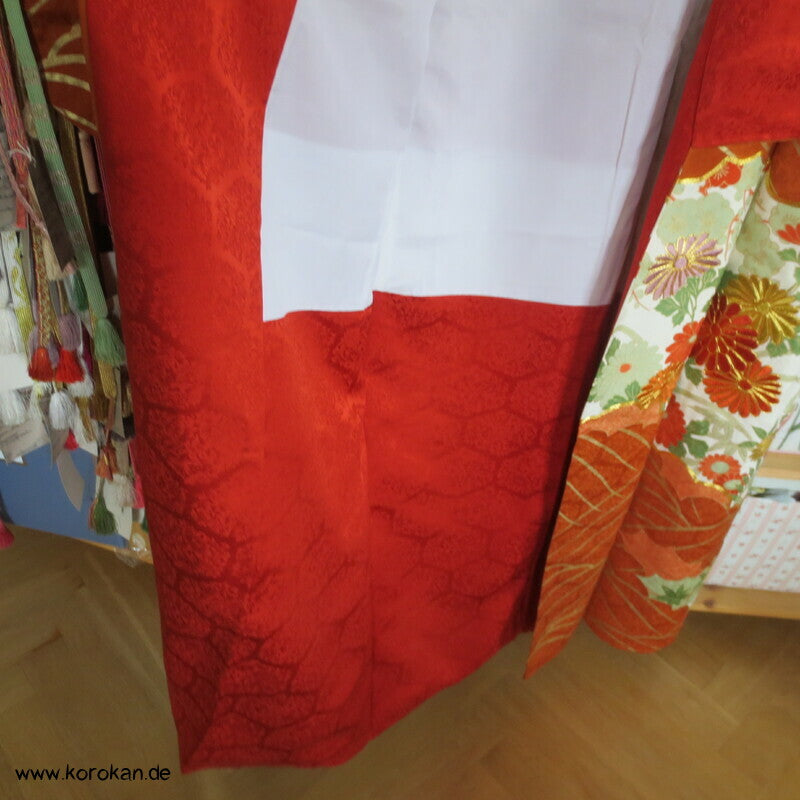 kupferroter Seidendamast mit Wellen und Blumen, bestickter Furisode Kimono
