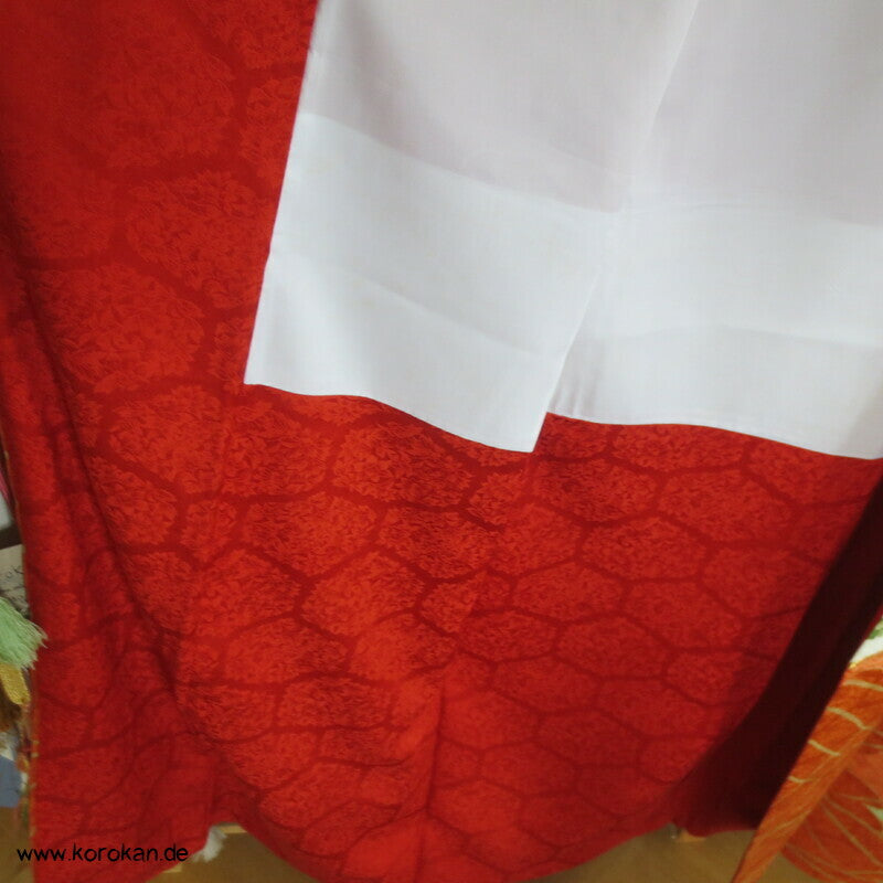 kupferroter Seidendamast mit Wellen und Blumen, bestickter Furisode Kimono