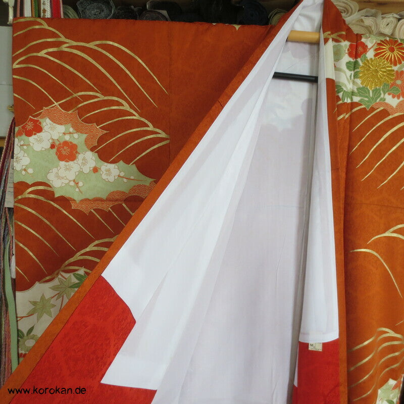 kupferroter Seidendamast mit Wellen und Blumen, bestickter Furisode Kimono