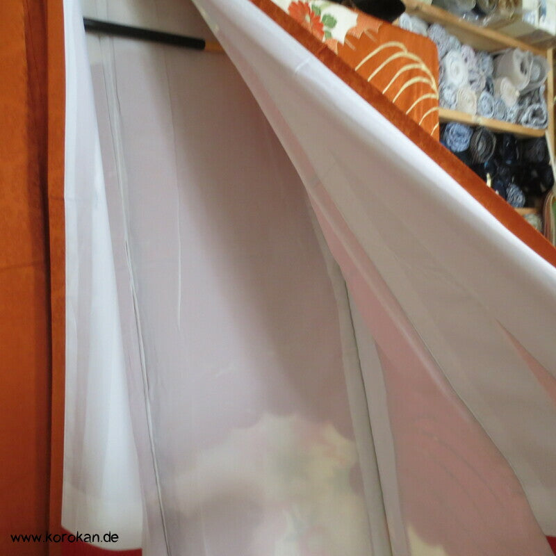 kupferroter Seidendamast mit Wellen und Blumen, bestickter Furisode Kimono