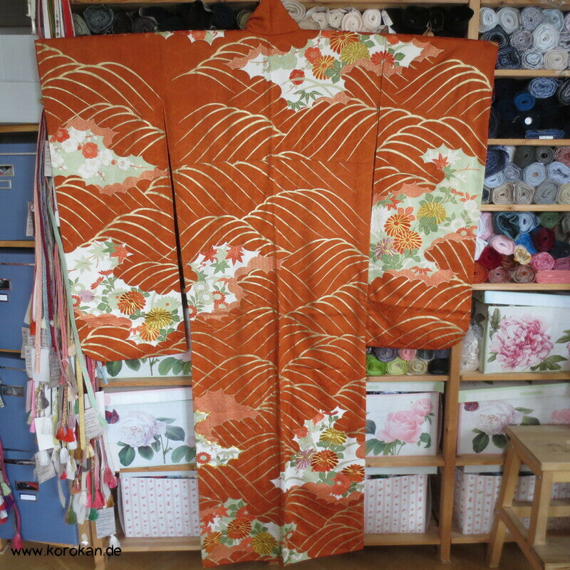 kupferroter Seidendamast mit Wellen und Blumen, bestickter Furisode Kimono