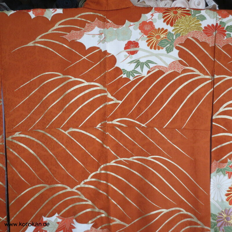 kupferroter Seidendamast mit Wellen und Blumen, bestickter Furisode Kimono