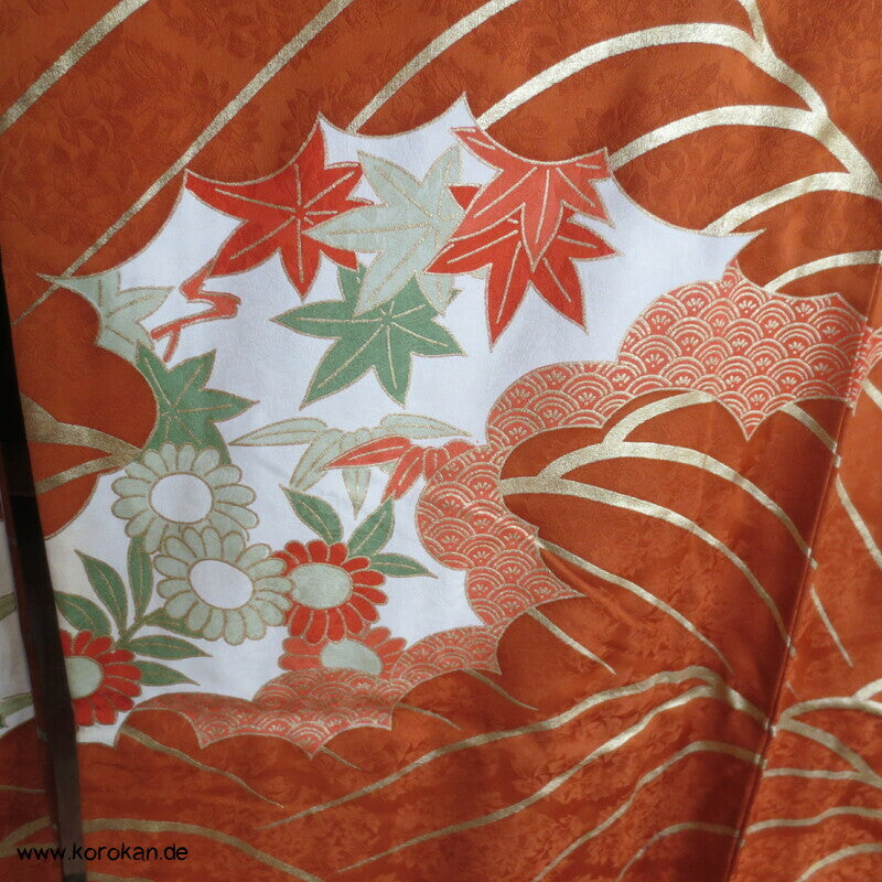 kupferroter Seidendamast mit Wellen und Blumen, bestickter Furisode Kimono