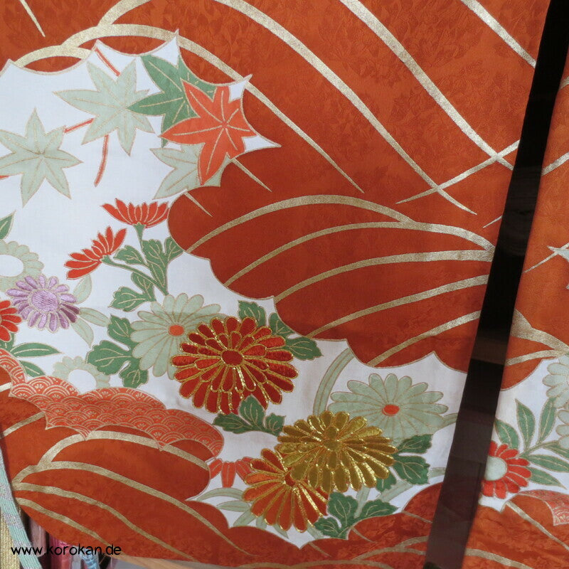 kupferroter Seidendamast mit Wellen und Blumen, bestickter Furisode Kimono