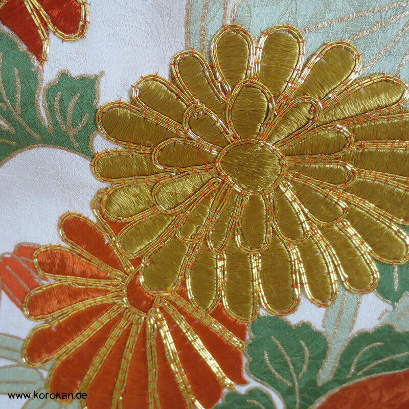 kupferroter Seidendamast mit Wellen und Blumen, bestickter Furisode Kimono