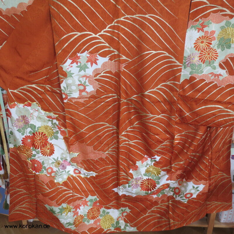 kupferroter Seidendamast mit Wellen und Blumen, bestickter Furisode Kimono
