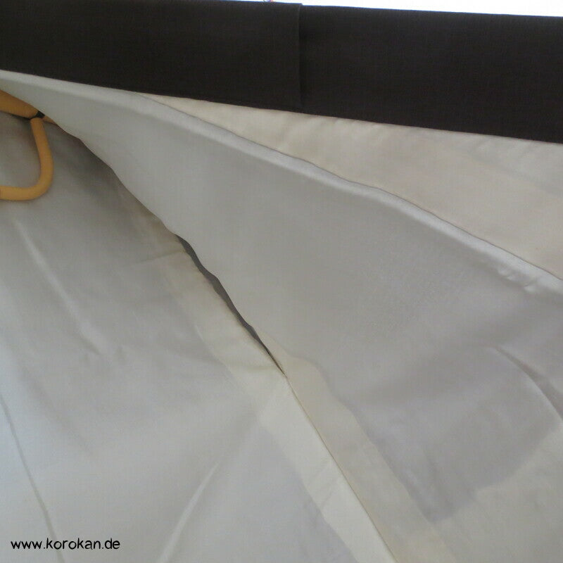 ein gesticktes Mon Komon Kimono
