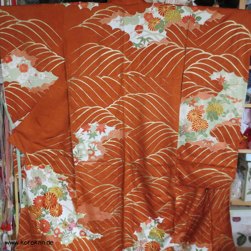 kupferroter Seidendamast mit Wellen und Blumen, bestickter Furisode Kimono