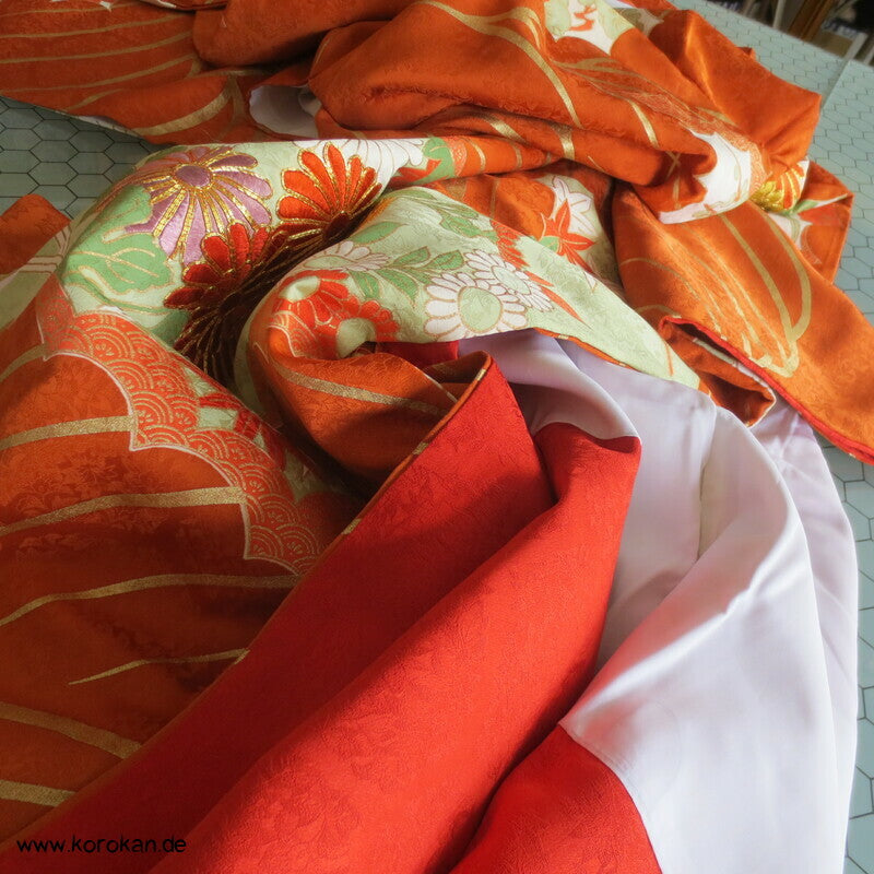 kupferroter Seidendamast mit Wellen und Blumen, bestickter Furisode Kimono