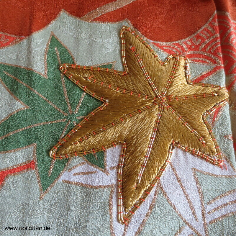 kupferroter Seidendamast mit Wellen und Blumen, bestickter Furisode Kimono