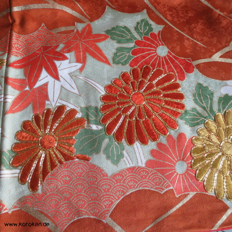 kupferroter Seidendamast mit Wellen und Blumen, bestickter Furisode Kimono