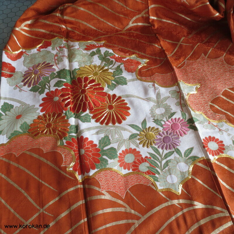 kupferroter Seidendamast mit Wellen und Blumen, bestickter Furisode Kimono