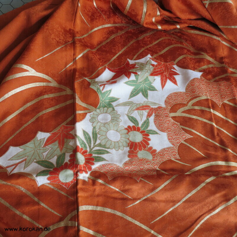 kupferroter Seidendamast mit Wellen und Blumen, bestickter Furisode Kimono