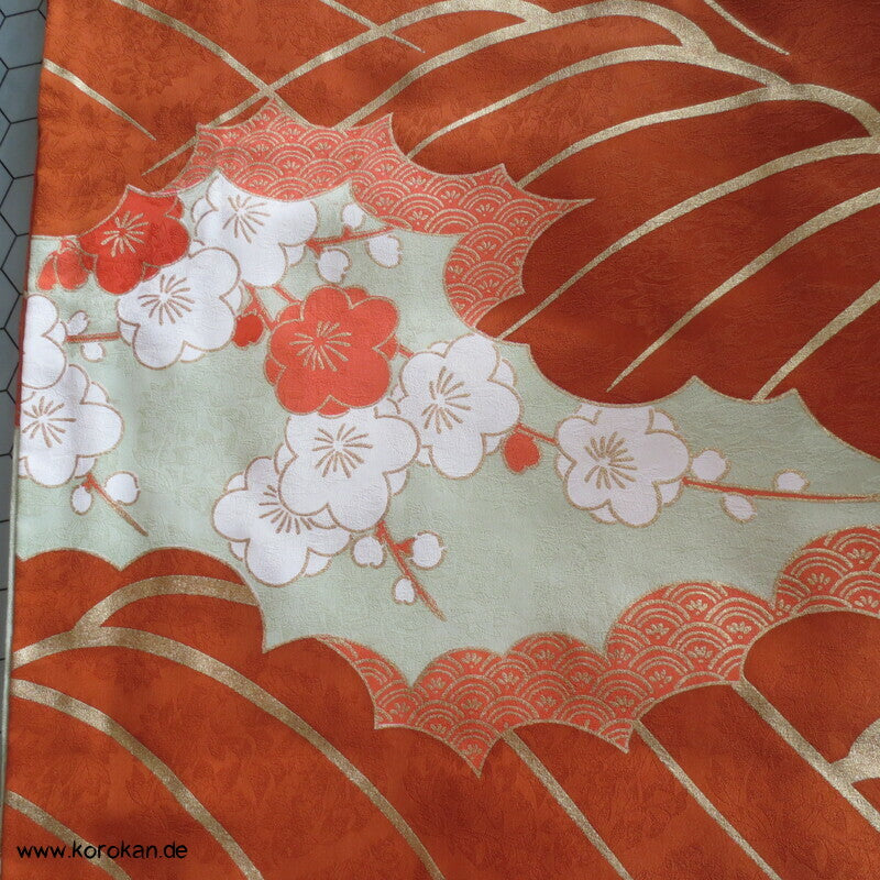 kupferroter Seidendamast mit Wellen und Blumen, bestickter Furisode Kimono